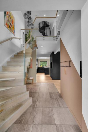 Aurora Polaris Luxury Villa - 750m from City Center - FREE PARKING